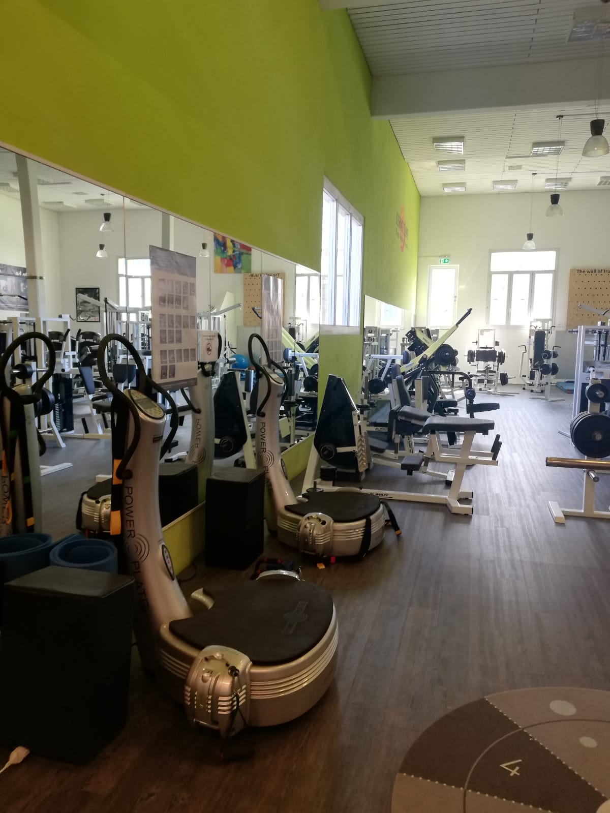 Power-Plate-Geräte und Spiegelwand auf der Trainingsfläche