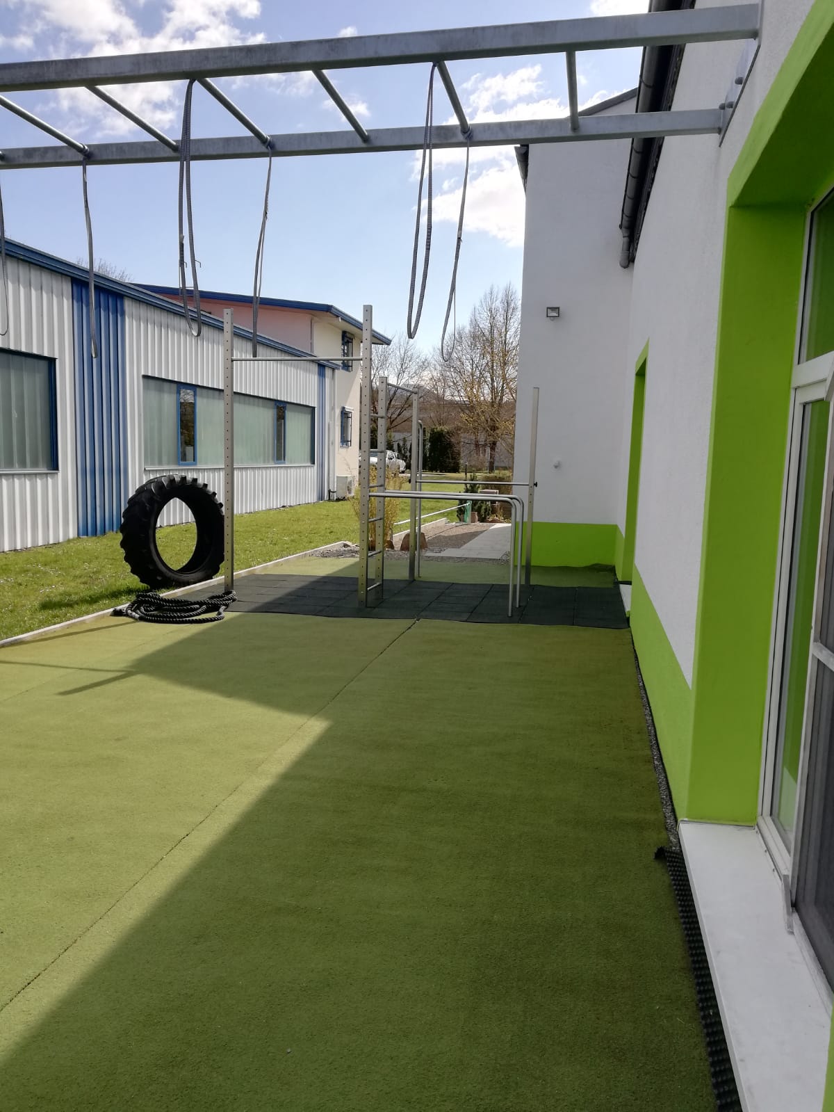 Outdoor-Rig mit Klimmzugstangen und Traktorreifen