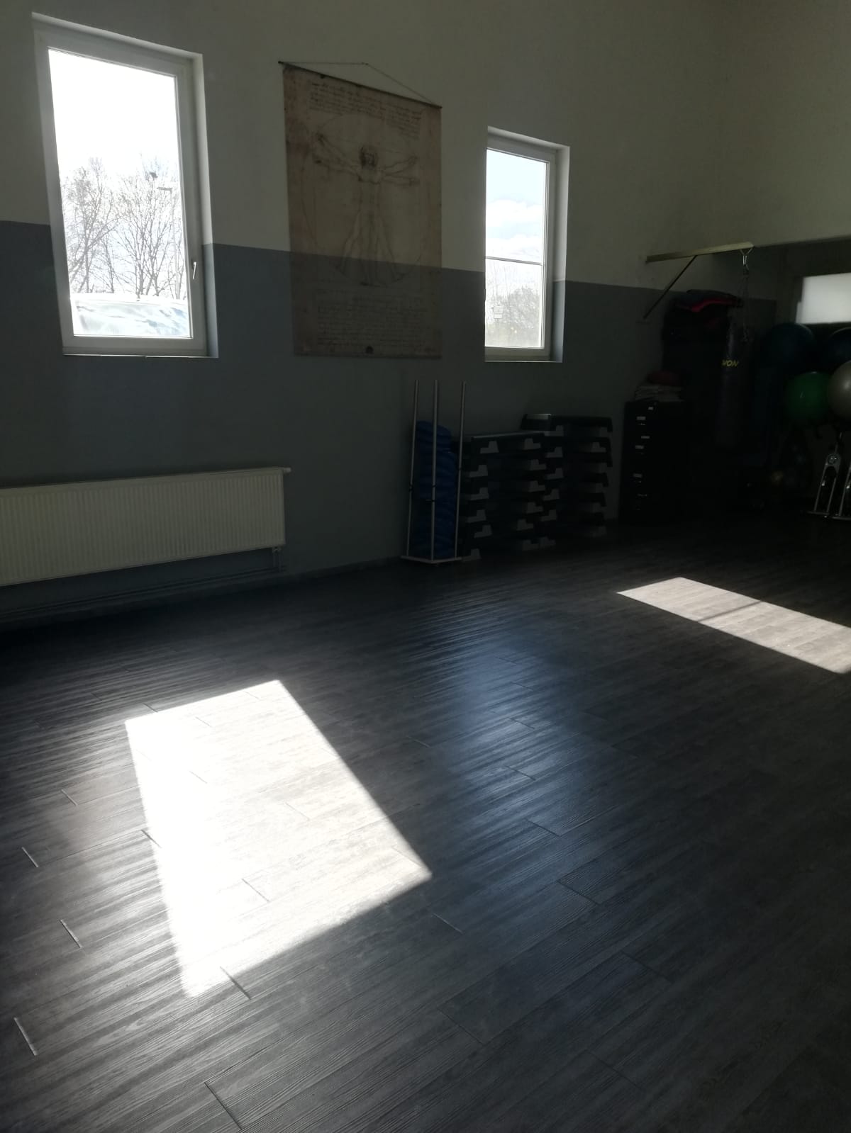 Heller Kursraum für Yoga, Pilates und Gruppenkurse