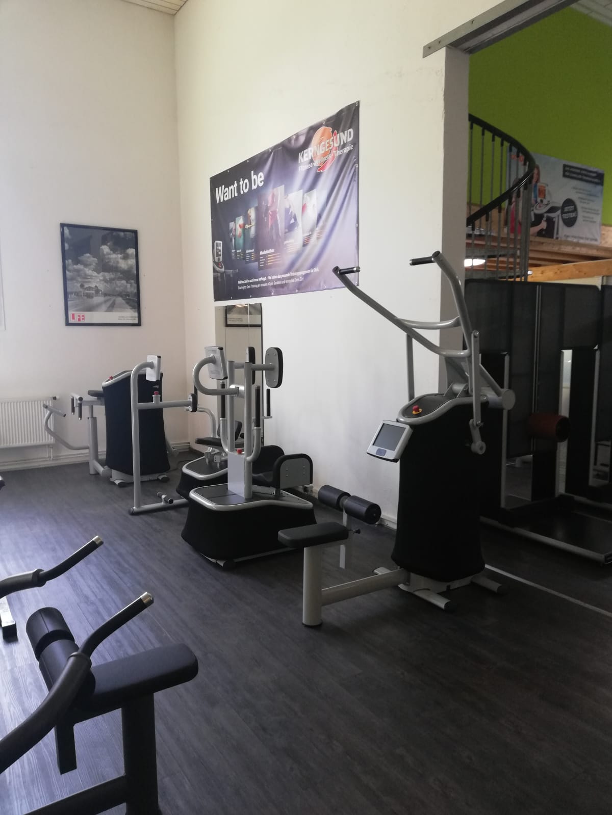 Kraftgeräte-Bereich mit Zugmaschinen und Wendeltreppe zur Galerie