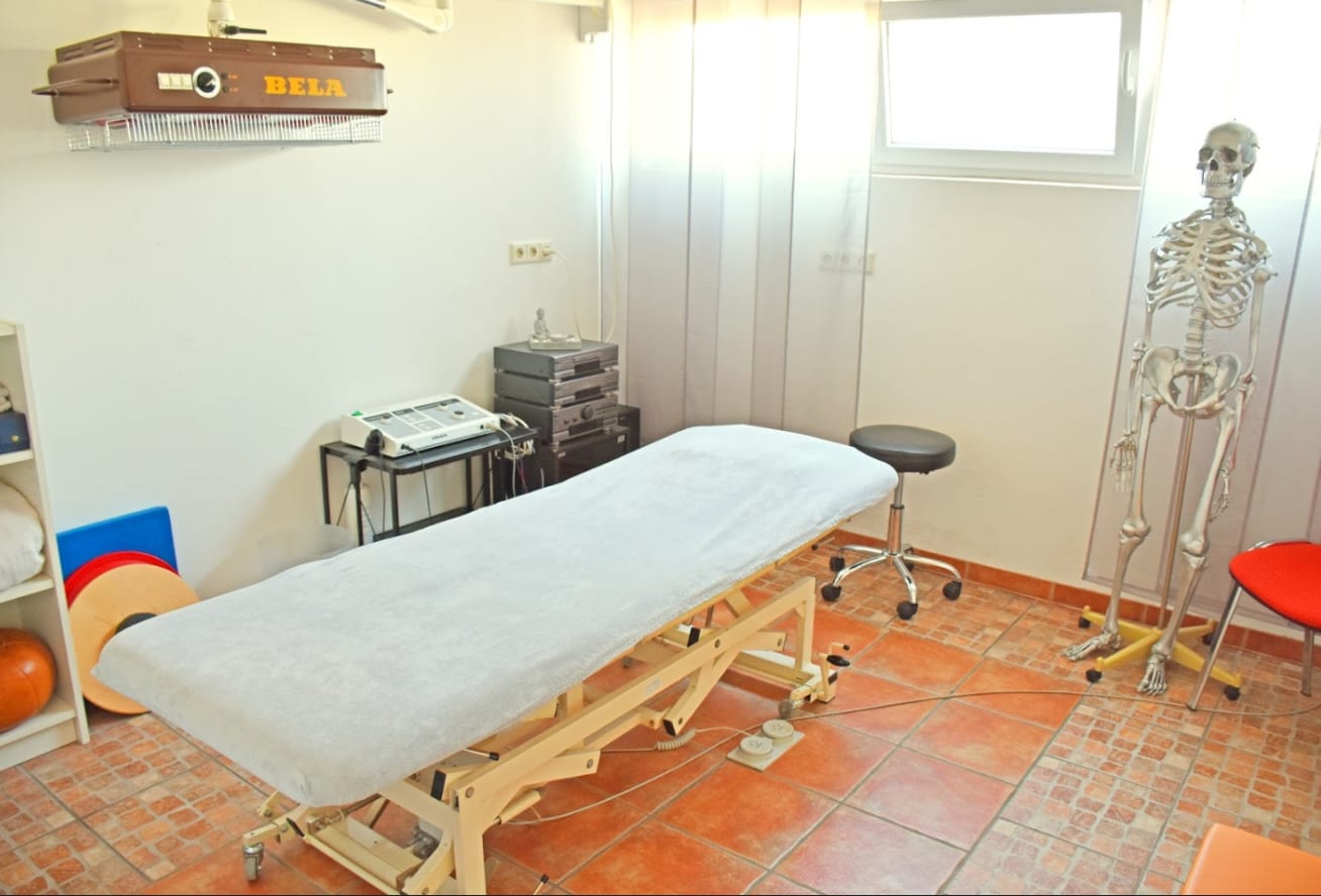 Behandlungsraum mit höhenverstellbarer Therapieliege
